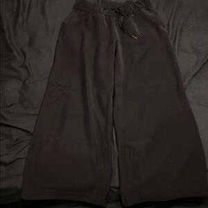 Never worn 
Fit like capris